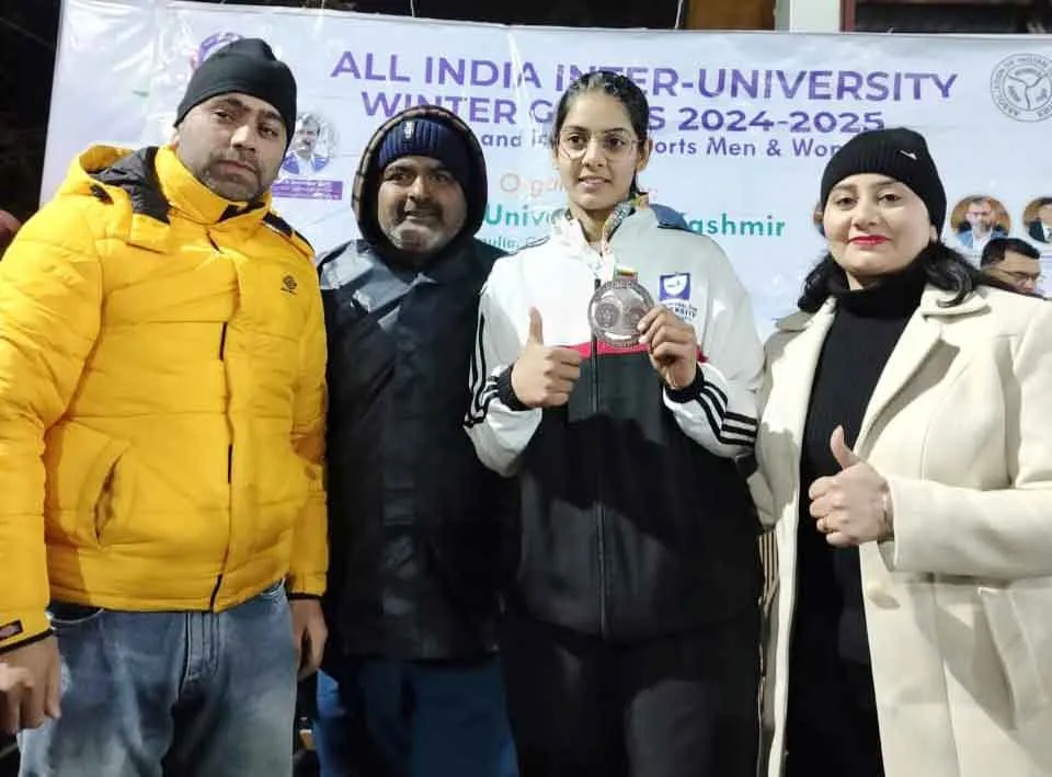 Winter Sports Games 2025: छात्रा दिव्यांशी ने विंटर स्पोर्ट्स गेम्स में जीता कांस्य पदक