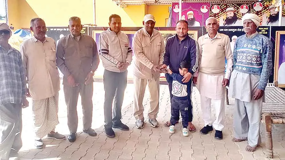 नकदी से भरा पर्स लौटाकर डेरा सच्चा सौदा श्रद्धालु ने दिखाई ईमानदारी