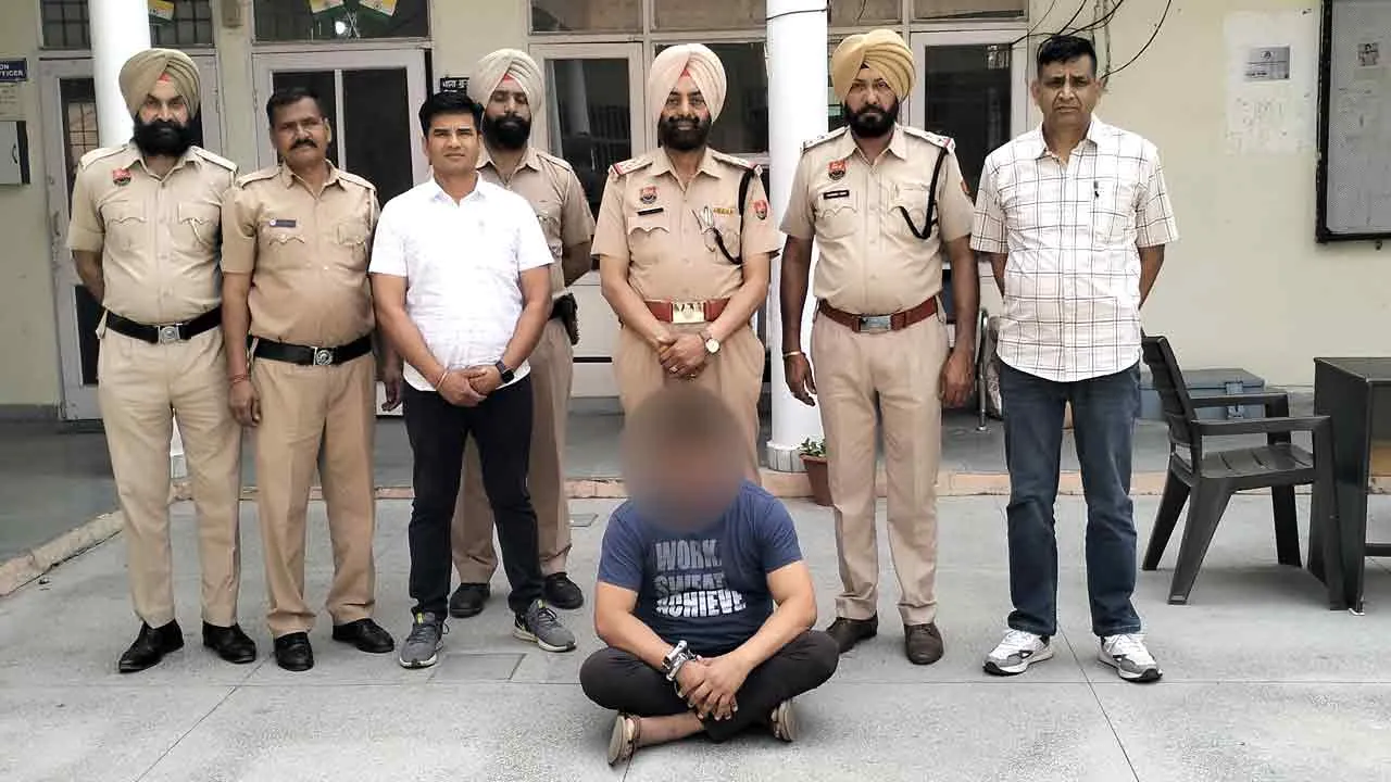फर्जी पुलिस अधिकारी बनकर करता था ठगी, गिरफ्तार