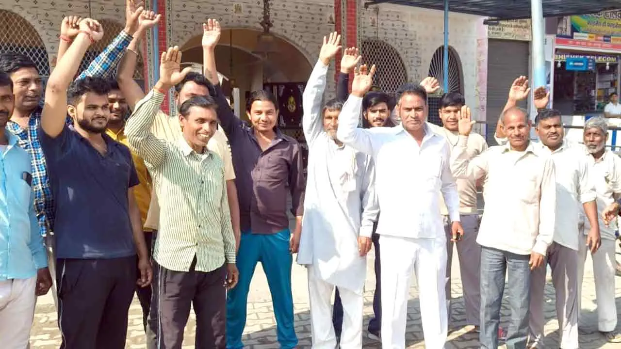 अमरोहा में मंदिर के पास शराब की दुकान का विरोध, ग्रामीणों ने डीएम को सौंपा ज्ञापन