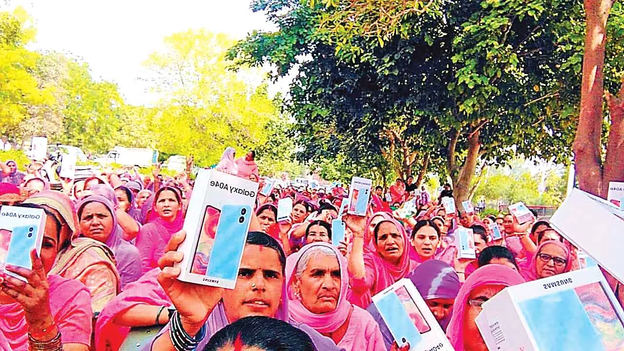 Anganwadi Workers Protest: आंगनबाड़ी कर्मियों का सचिवालय के पास प्रदर्शन