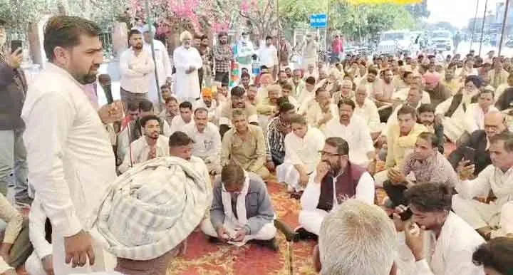 Farmers Protest: मकानों की कुर्की के खिलाफ किया जिला कलक्ट्रेट का घेराव