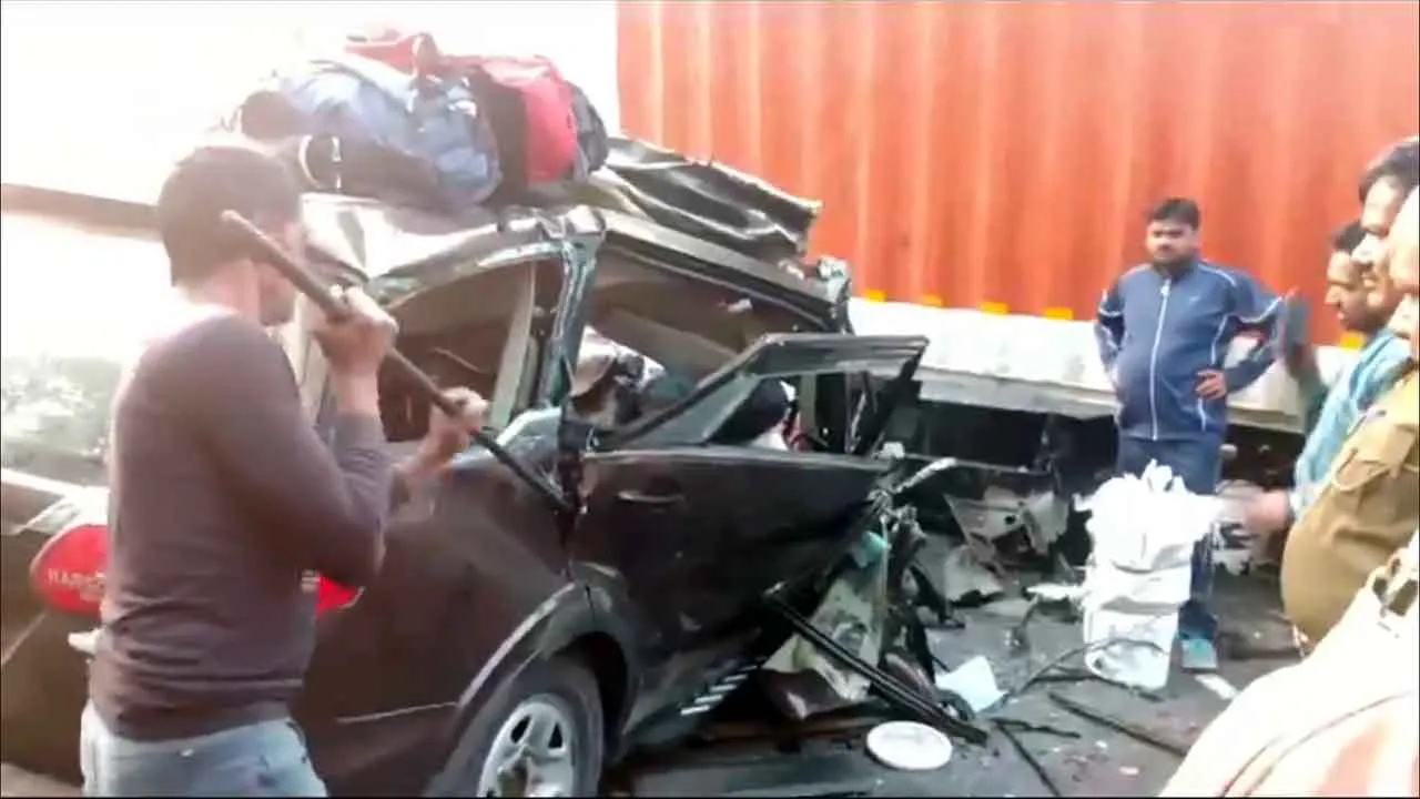 Basti Accident: बस्ती में बड़ा सड़क हादसा, 5 मरे, सीएम ने लिया हालात का जायजा