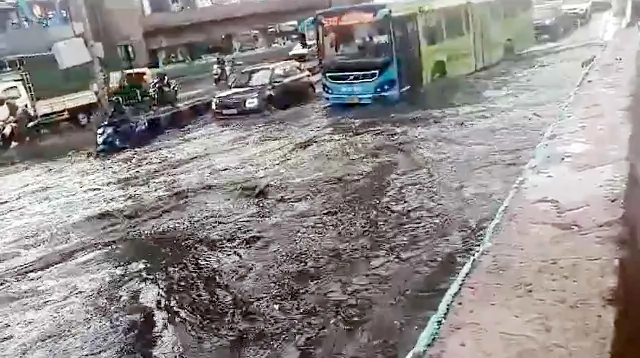 Bengaluru Weather: बेंगलुरु में भारी बारिश, यात्रा से पहले जान लें अपने रूट और फ्लाइट्स का हाल