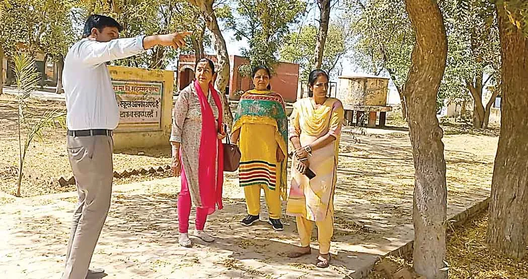 Raids: जब अचानक मोहम्मदपुरिया विद्यालय पहुंची बीईओ!