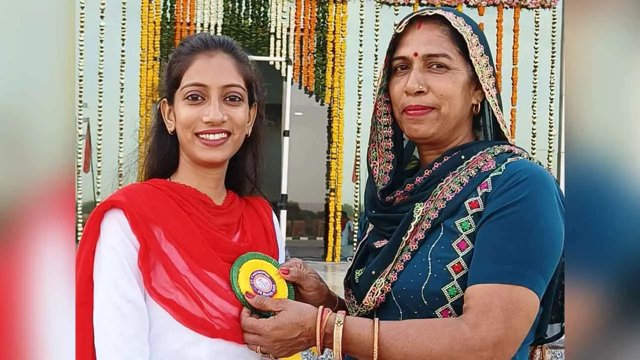 Governor honored: यूनिवर्सिटी टॉपर भावना का राज्यपाल ने किया सम्मान