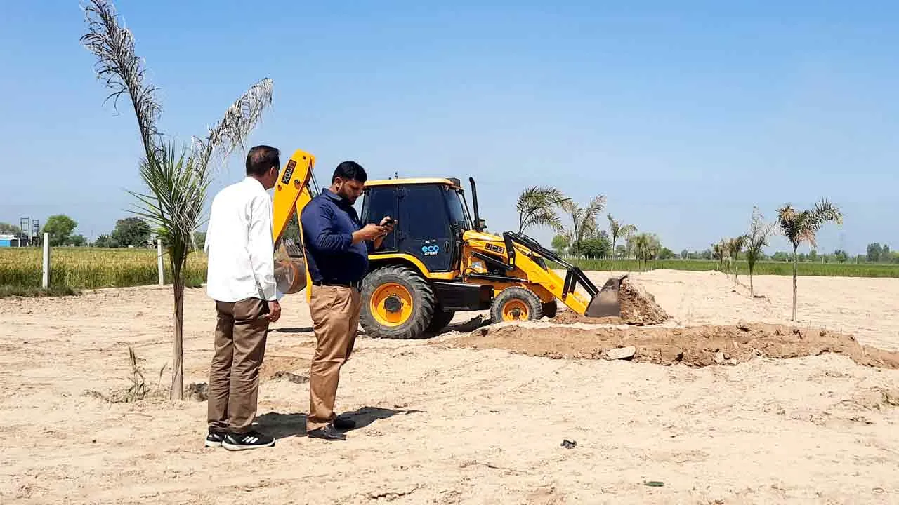 JCB Action: भूना में अवैध कॉलोनी पर चला पीला पंजा