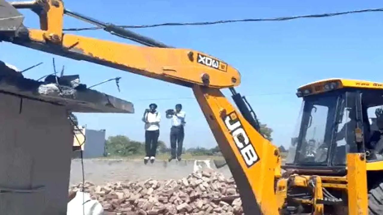 Bulldozer Action: महिला नशा तस्कर के मकान पर चला पीला पंजा