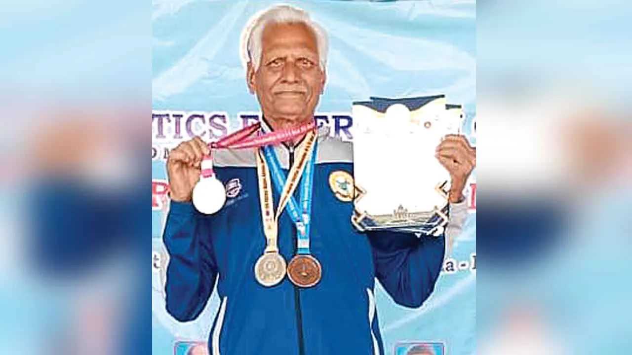 84 साल के जरूर हैं, पर हल्के में मत लेना!