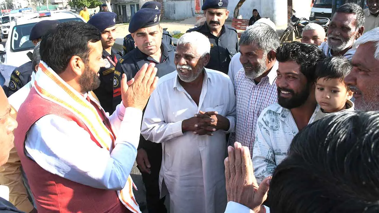 Nayab Singh Saini: सीएम ने काफिला रुकवाकर ग्रामीणों से की मुलाकात और जाना हाल चाल