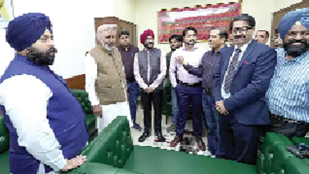 कैबिनेट मंत्री चीमा व बैंस ने किया अति आधुनिक प्रैस लौंज का उद्घाटन