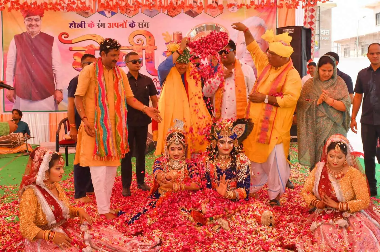 Happy Holi 2025: मुख्यमंत्री पर इस कदर चढ़ा होली का खुमार! आप भी देखें