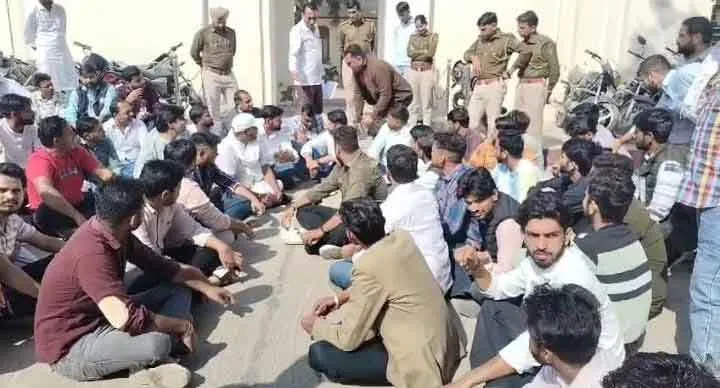 बेवजह मारपीट करने का आरोप, थाना परिसर में धरना-प्रदर्शन