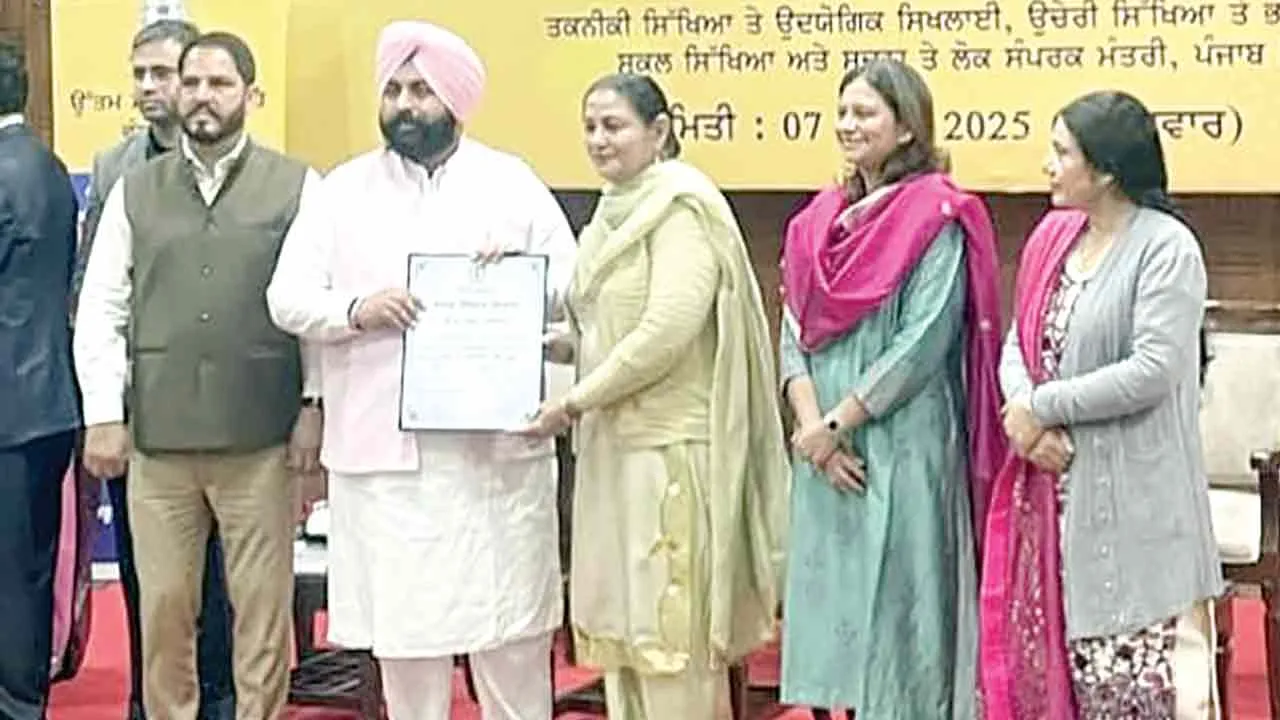 शिक्षा मंत्री ने सरकारी कन्या स्कूल धूरी को ‘उत्तम स्कूल पुरुस्कार’ से किया सम्मानित