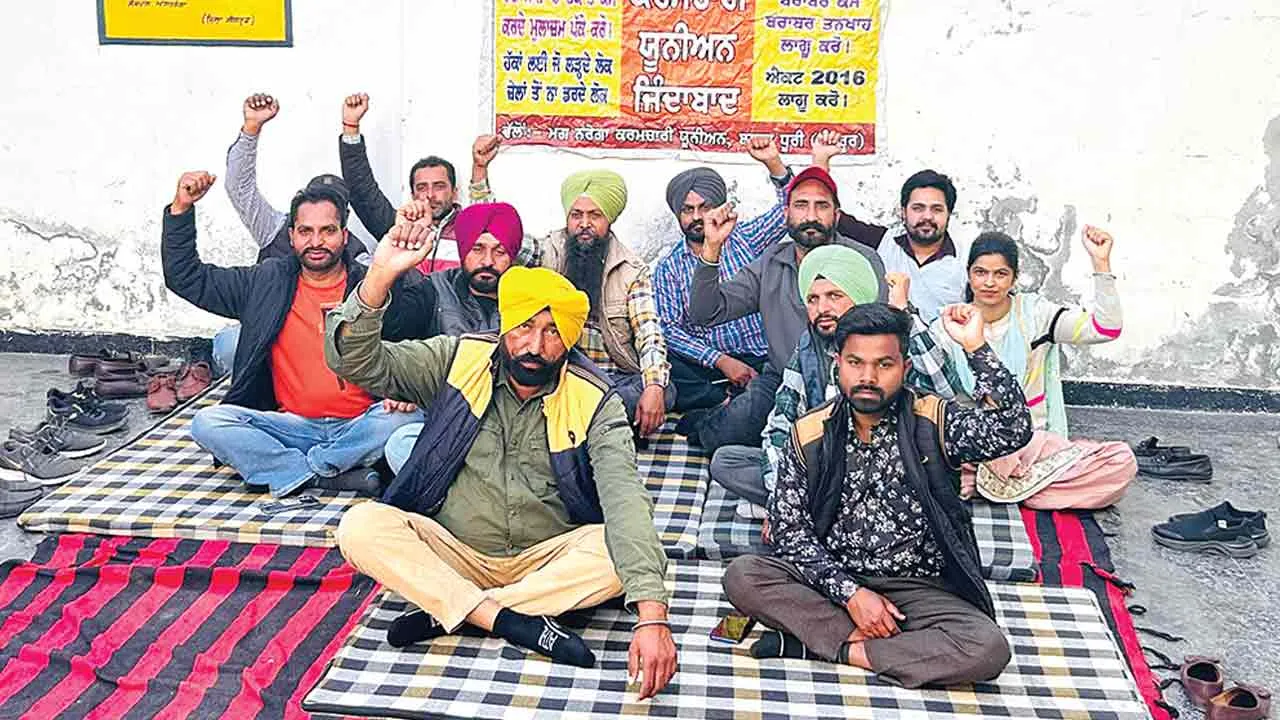 मांगों को लेकर नरेगा कर्मियों ने विकास कार्य ठप कर रोष प्रदर्शन जारी रखा
