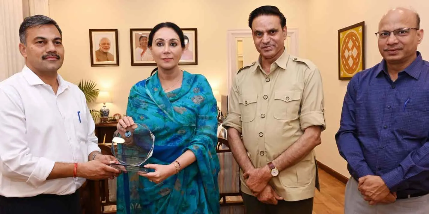 दीया कुमारी को वीमन टूरिज्म मिनिस्टर ऑफ द ईयर अवॉर्ड की सौंपी ट्राफी
