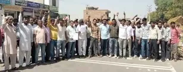 ई-रिक्शा चालकों ने जिला कलक्ट्रेट के समक्ष किया विरोध-प्रदर्शन