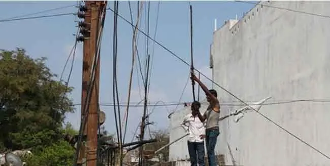 कार में आए और तीन लाख रुपए कीमत के विद्युत तार चोरी कर भागे