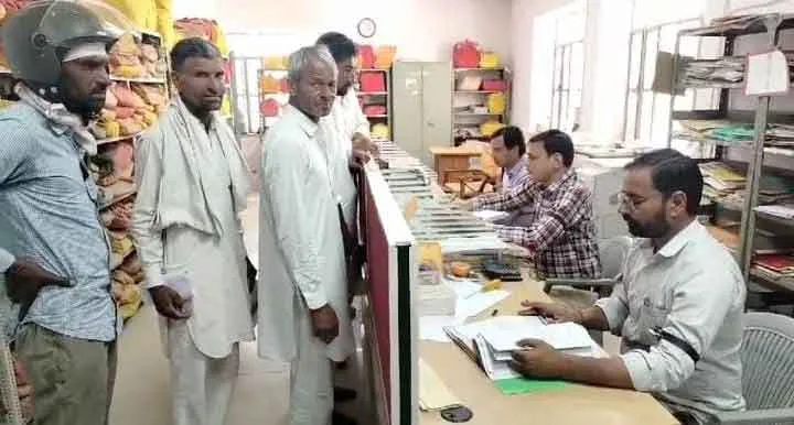 कर्मचारियों ने काली पट्टी बांधकर जताया विरोध