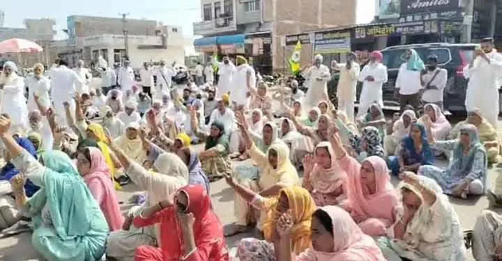 जिला कलक्ट्रेट पहुंची जन जागरूक यात्रा, किया प्रदर्शन
