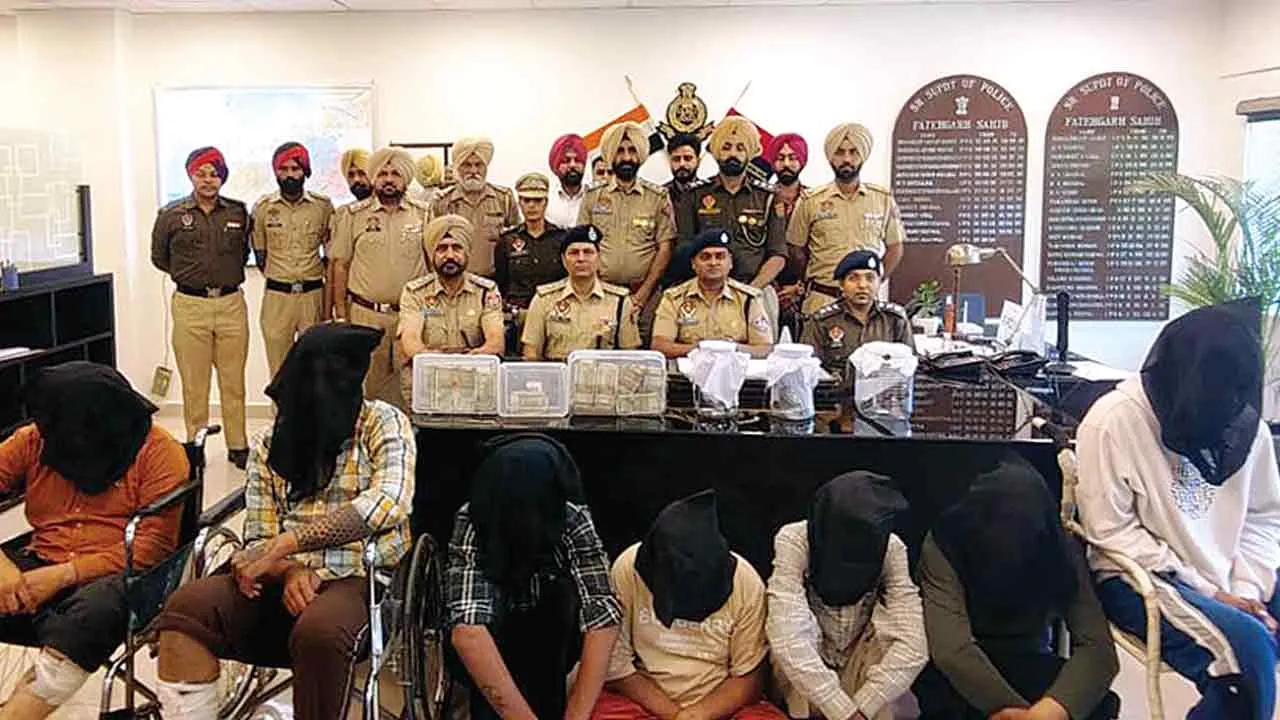 Robbers Arrested: 7 कथित आरोपी हथियारों व लूट की रकम सहित काबू