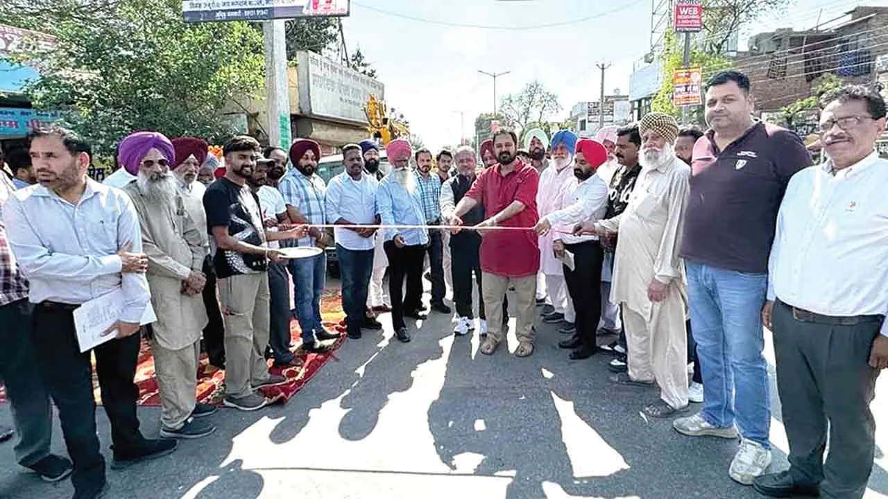 विधायक ने सीवरेज की सफाई के लिए नगर कौंसिल को सौंपी दो नई मशीनें
