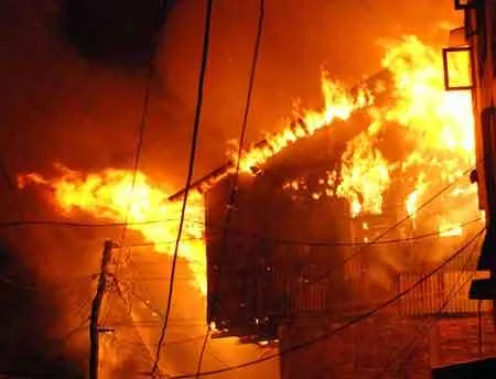 Garhwa firecracker Fire: पटाखों की दुकान में लगी आग, दो बच्चों सहित पांच मरे