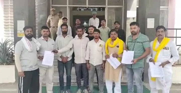 बिना अनुमति विद्यालय प्रांगण से हरे पेड़ काट कर राशि का किया गबन