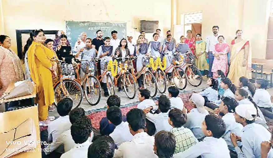 छात्राओं को स्कूल आने-जाने के लिए मुफ्त साइकिल वितरित