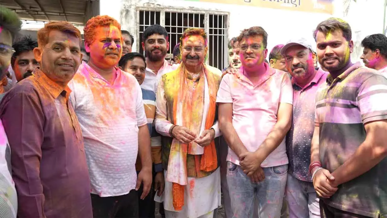 शहर और गांवों में रंगों की धूम, हरविंद्र कल्याण ने कार्यकर्ताओं संग खेली होली