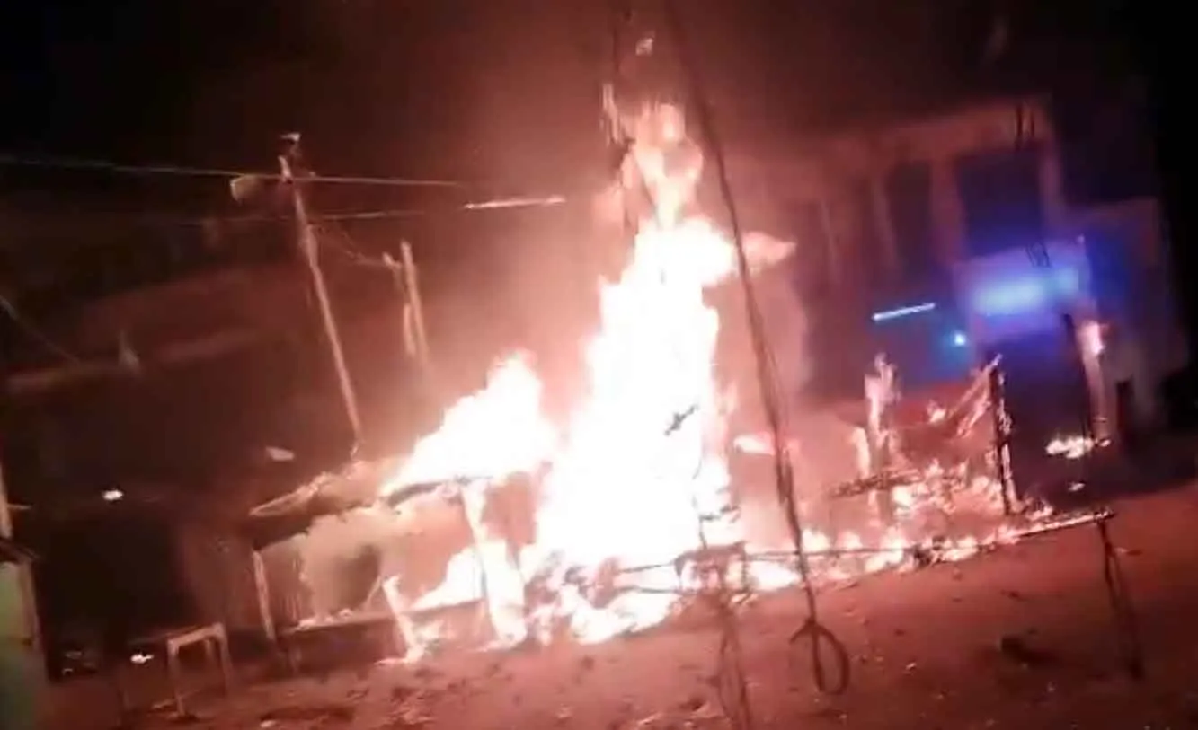 Jharkhand Violence: होली जुलूस को लेकर हुई हिंसक झड़प, कई दुकानों को किया आग के हवाले