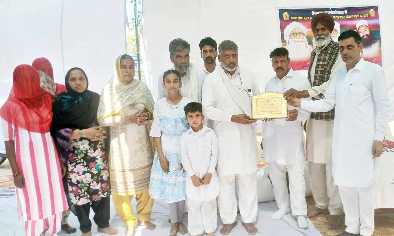 Paid Tributes: नामचर्चा में शरीरदानी गुरदेव कौर इन्सां के परिजनों को किया सम्मानित