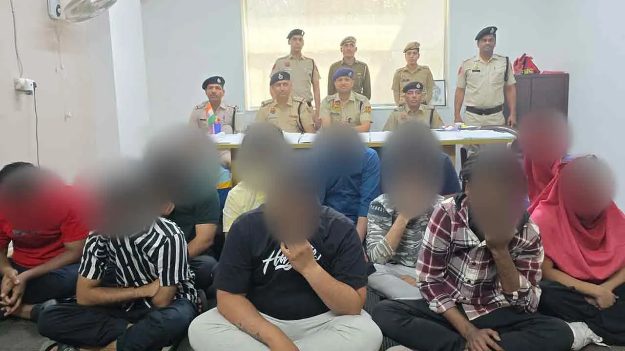 कनाडा मूल के लोगों से ठगी करने वाले कॉल सेंटर का भंडाफोड़
