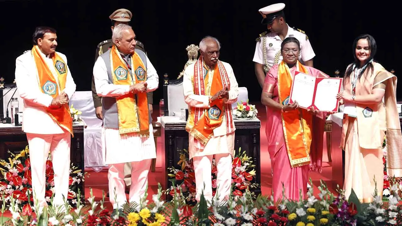 मेडल हासिल करने वालों में 75 फीसदी से अधिक बेटियाँ