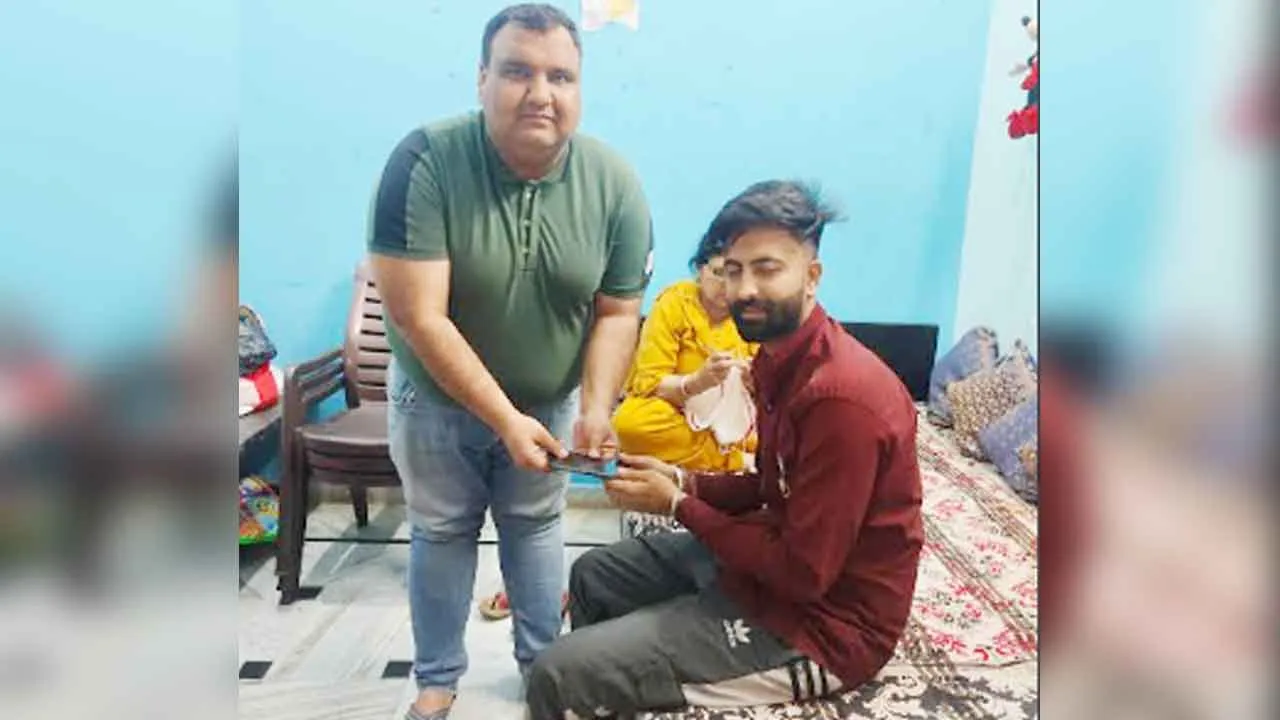 साहिल इन्सां ने गुम हुआ मोबाइल असली मालिक को लौटाया