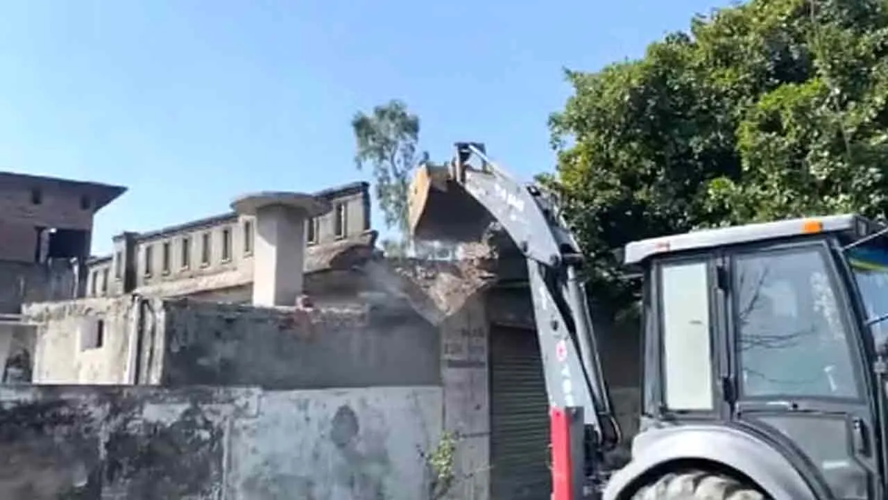 खानपुर व मंडी में नशा तस्करों के अनधिकृत निर्माण किए ध्वस्त