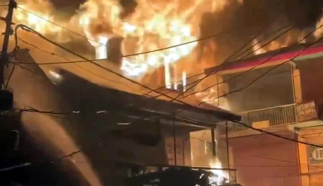 Jammu and Kashmir Fire: जम्मू-कश्मीर में दुकानों और घरों में भीषण आग का तांडव