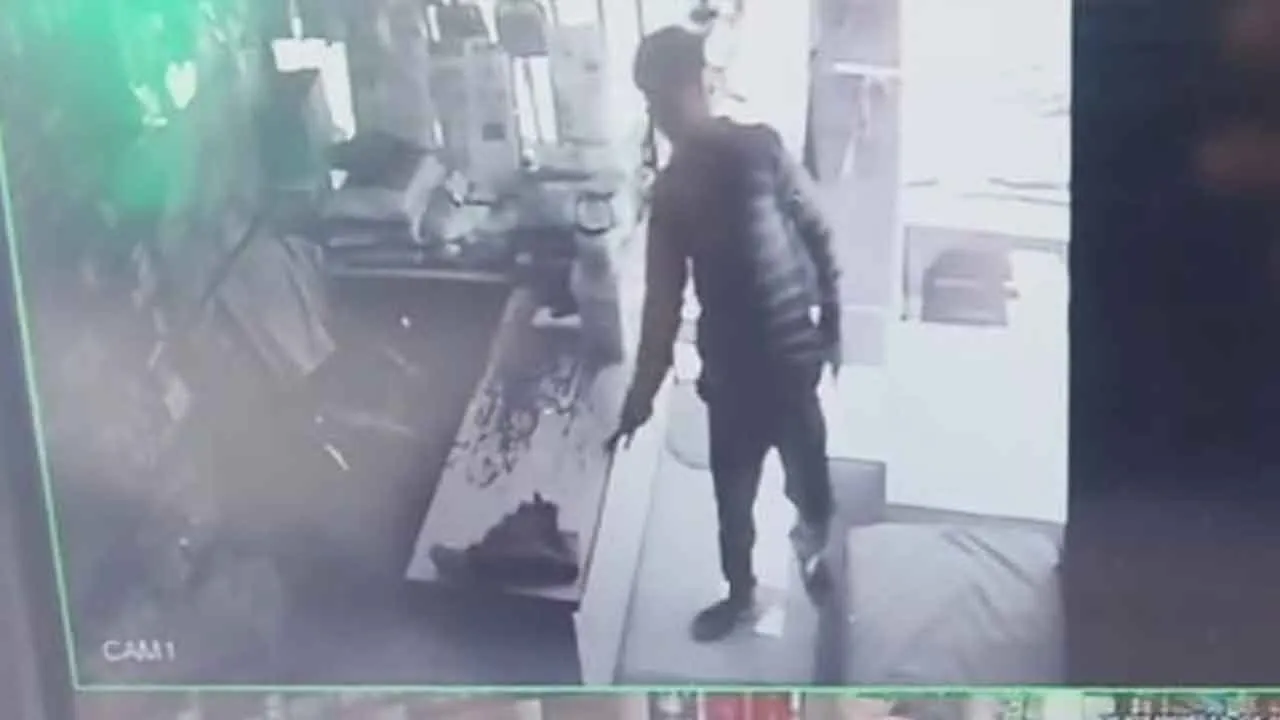 Theft at Grocery Store: किरयाना की दुकान से 15 हजार चोरी, सीसीटीवी में कैद हुई वारदात