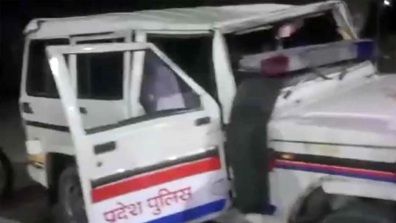 Road Accident: रेत के डंपर ने पुलिस जीप में मारी टक्कर, बाल-बाल बचे पुलिसकर्मी