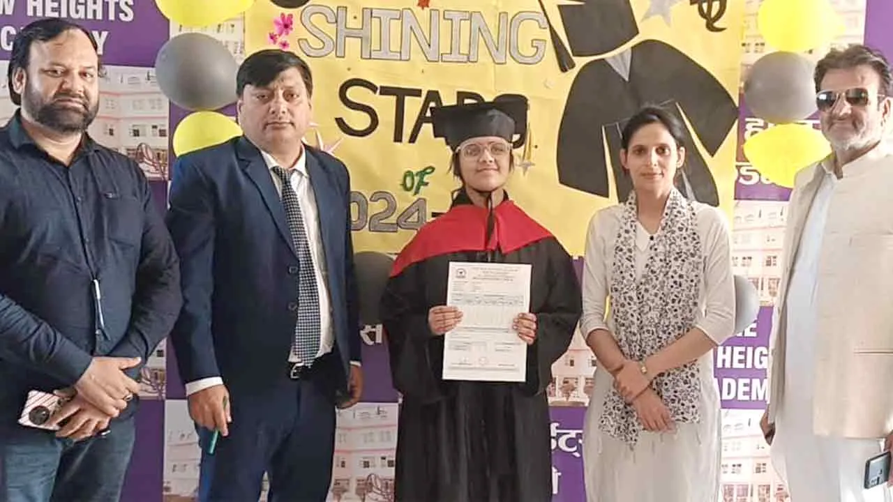 परीक्षा परिणाम देखकर खुशी से खिल उठे छात्र-छात्राओं के चेहरे