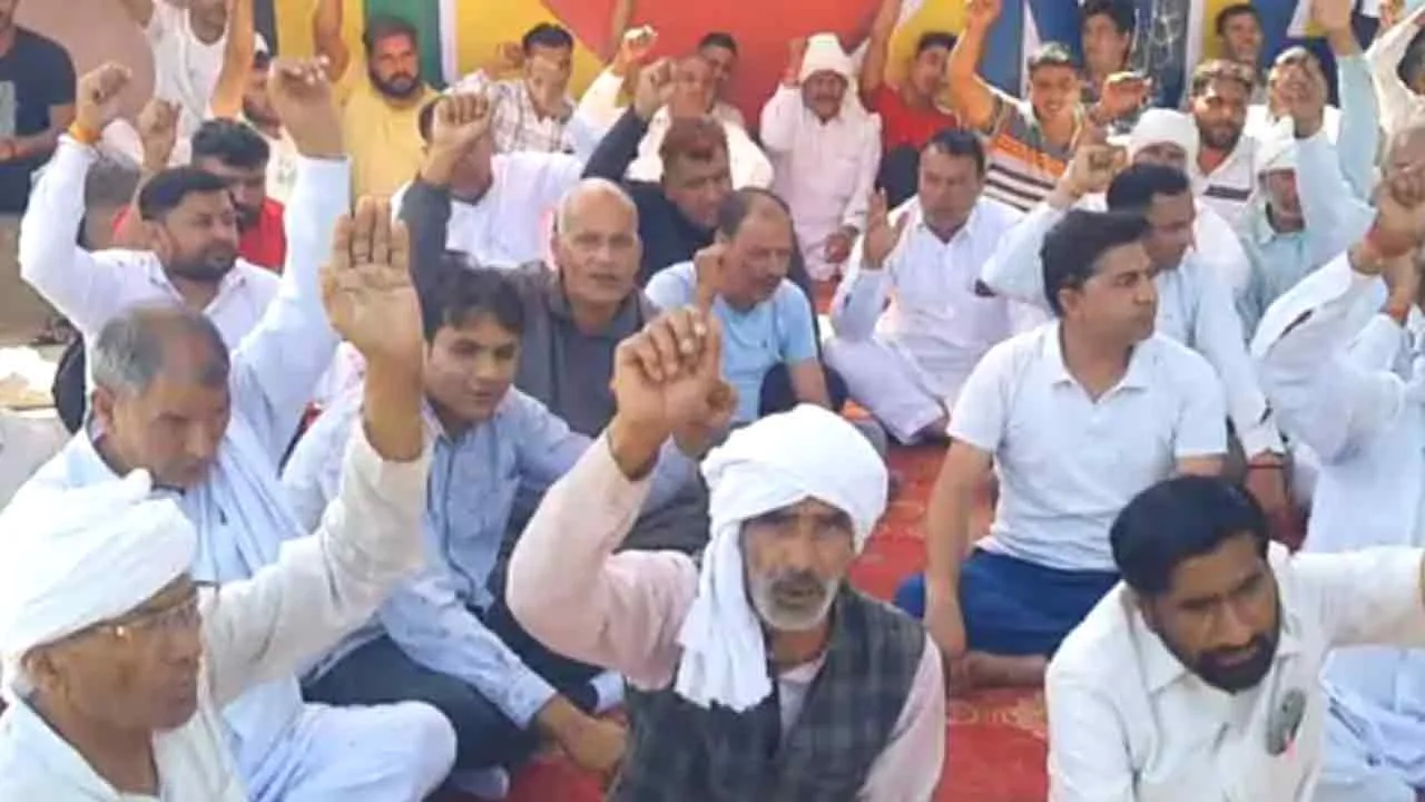 अवैध लिंग जांच गिरोह के अन्य सदस्यों को पकड़ने के लिए ग्रामीणों ने दिया धरना
