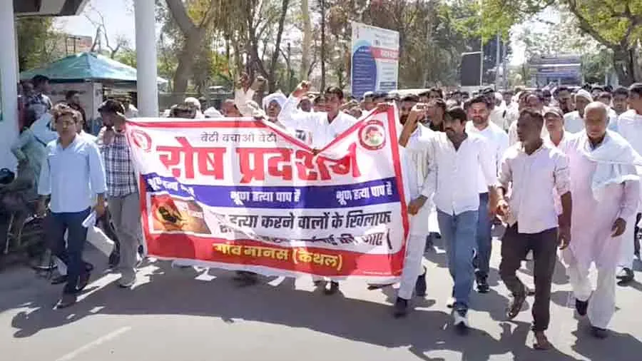 कैथल अवैध भ्रूण लिंग जांच: ग्रामीण ने अन्य आरोपियों की गिरफ्तारी को लेकर किया लघु सचिवालय में प्रदर्शन, डीएसपी को सौंपा ज्ञापन