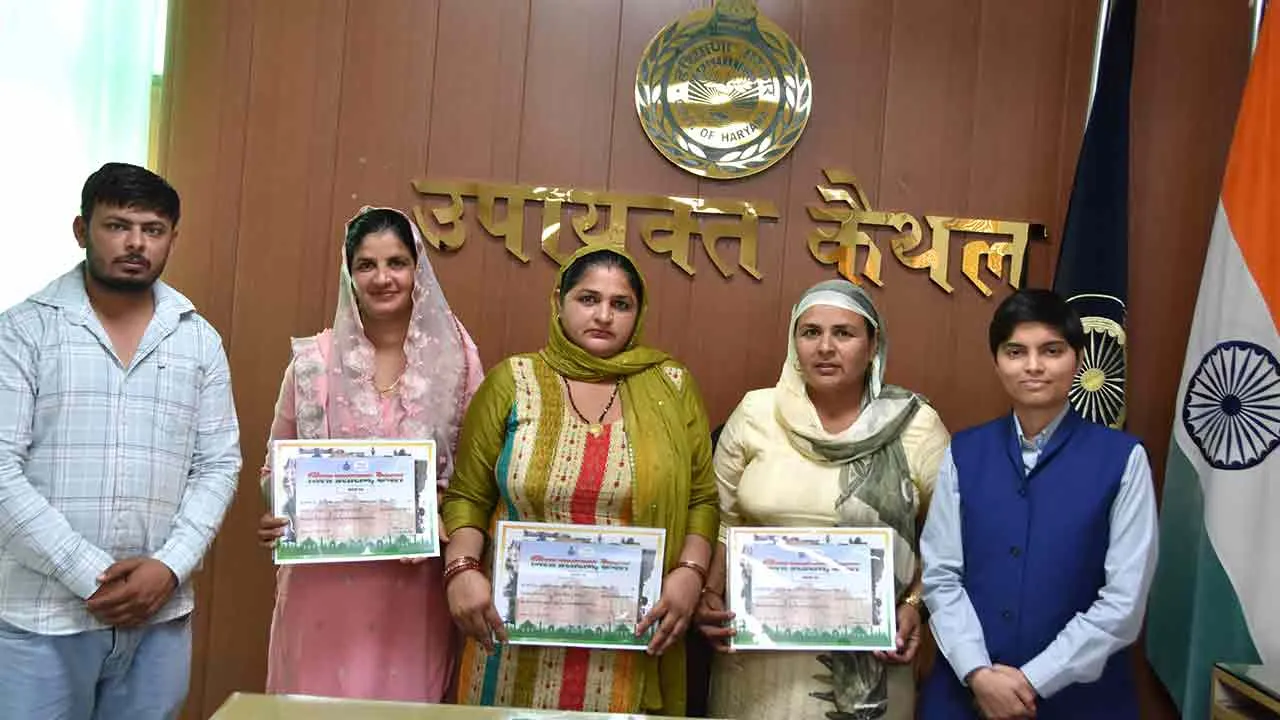 बच्चों को नहर से निकालने वाली महिलाओं को किया डीसी ने सम्मानित