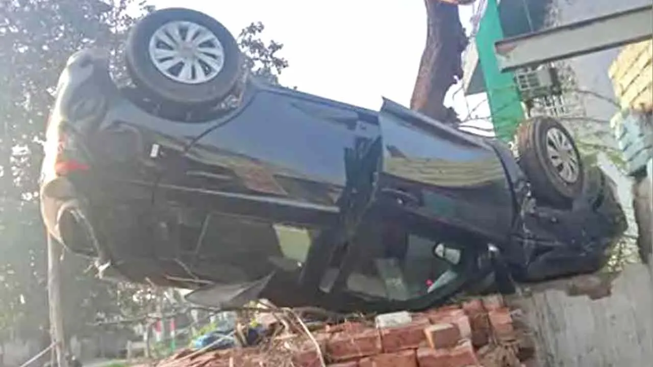 Road Accident: अनियंत्रित होकर पलटी कार, इग्लैंड से आए 18 वर्षीय युवक की मौत