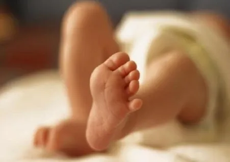 चलती ट्रेन से नीचे गिरने से एक बच्ची की मौत