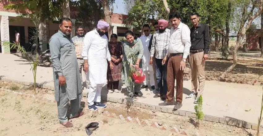 इस विद्यालय के प्रांगण में खरपतवार की जगह अब लहराएंगे सौंदर्यकरण के पौधे!