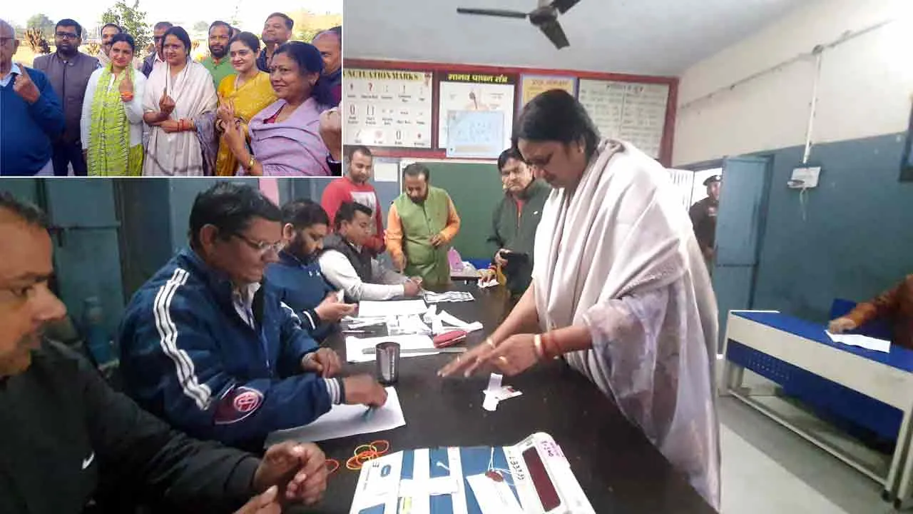 यमुनानगर से भाजपा की मेयर प्रत्याशी सुमन बहमनी ने परिवार सहित सबसे पहले किया मतदान