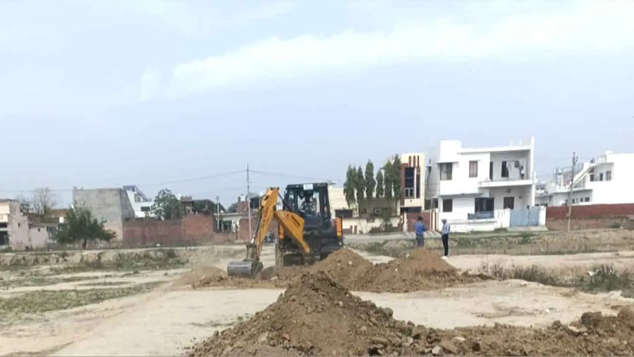 Bulldozer: अवैध कॉलोनियों पर चला प्रशासन का पीला पंजा