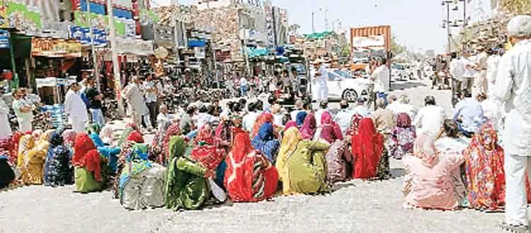 नगरपालिका का दर्जा खत्म होने पर आक्रोशित हुए लोग, जाम लगाकर किया प्रदर्शन