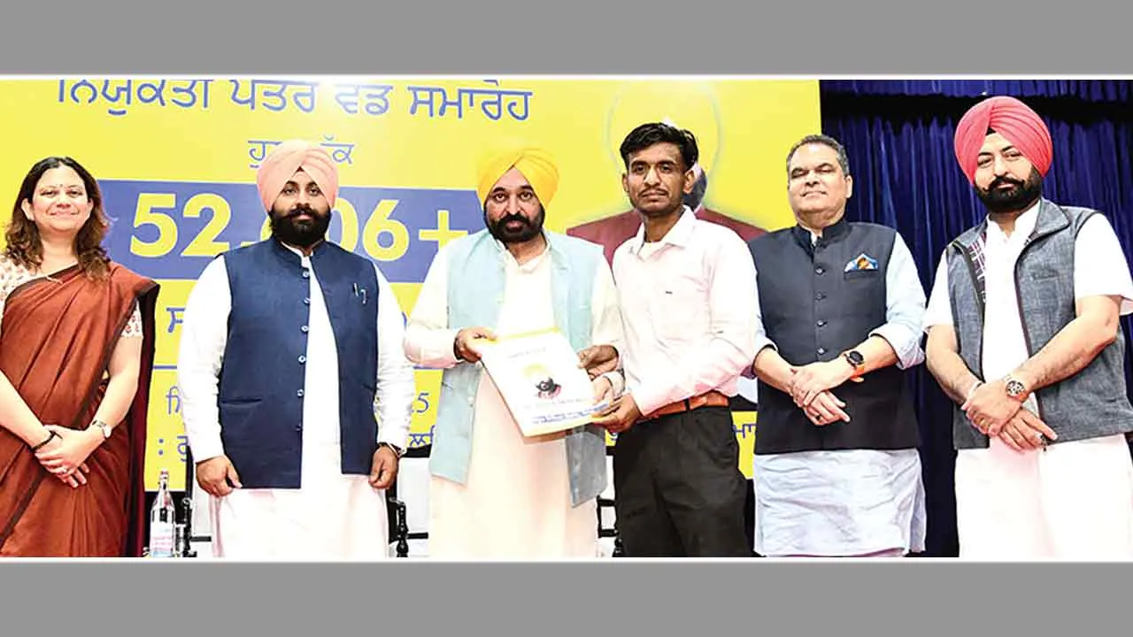 Appointment Letters: 951 ईटीटी अध्यापकों को सौंपे नियुक्ति-पत्र